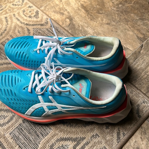 Lightly used ASICS - Picture 1 of 4